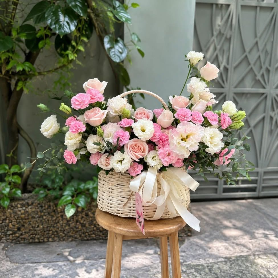 Giỏ hoa và kệ hoa