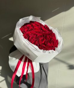 bó hoa hồng đỏ giấy trắng rung động